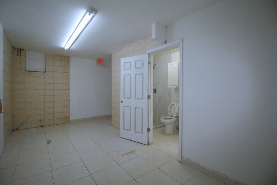 More Photos Of 34 E 9th St, Hialeah Distribution For Lease