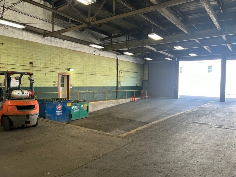 More Photos Of 1000 Gregg St, Carnegie Warehouse For Lease