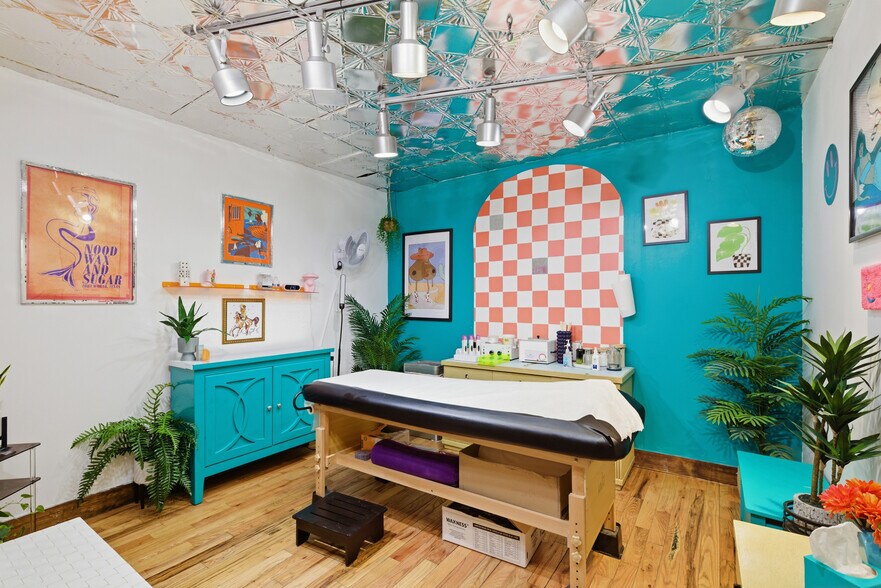 More Photos Of 738 W Davis St, Dallas Medical For Sale