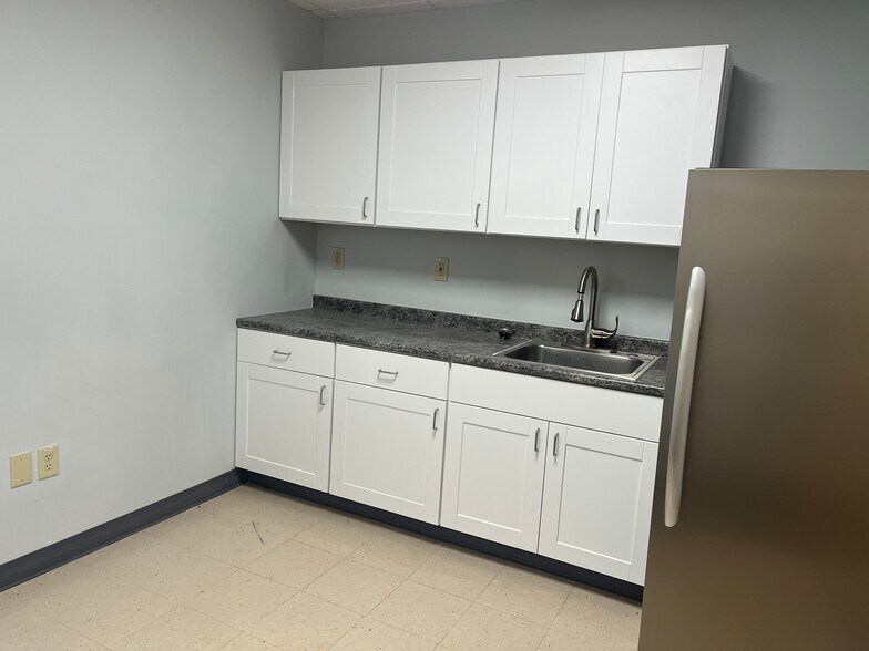 More Photos Of 800 S Main St, Mansfield Office For Lease