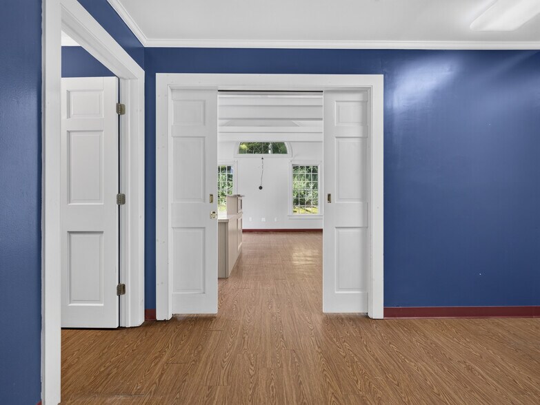 More Photos Of 1721 Saybrook Rd, Haddam Veterinarian Kennel For Sale