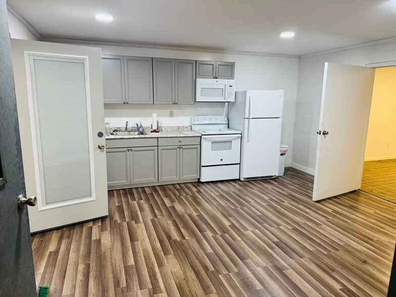 More Photos Of 163 Asten Rd, Clinton Warehouse For Lease