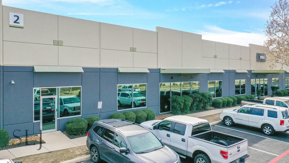 More Photos Of 5563 Dezavala Rd, San Antonio Showroom For Lease