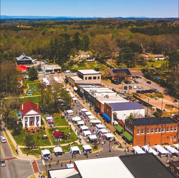 More Photos Of 102 Exchange St, Pendleton Bar For Lease