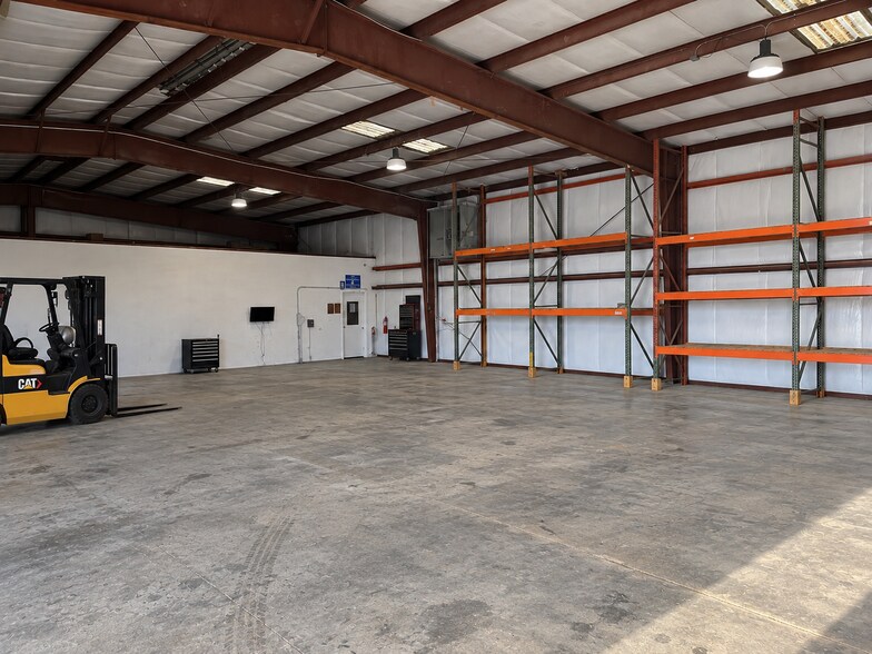 More Photos Of 8916 Maislin Dr, Tampa Warehouse For Lease