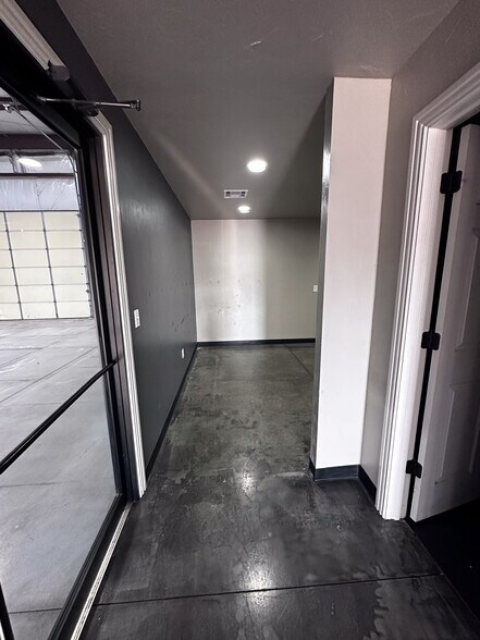 More Photos Of 524 Tower Dr, Moore Flex For Lease