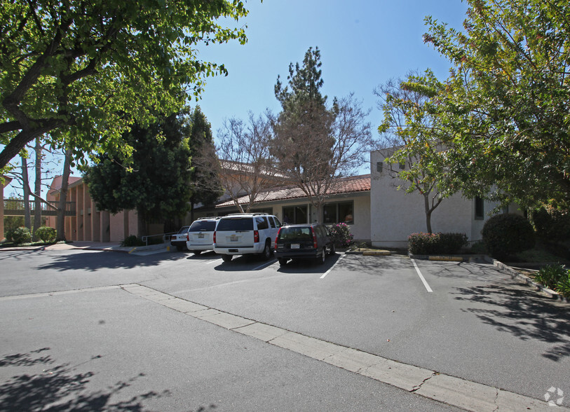 Primary Photo Of 558 St. Charles Dr, Thousand Oaks Medical For Lease