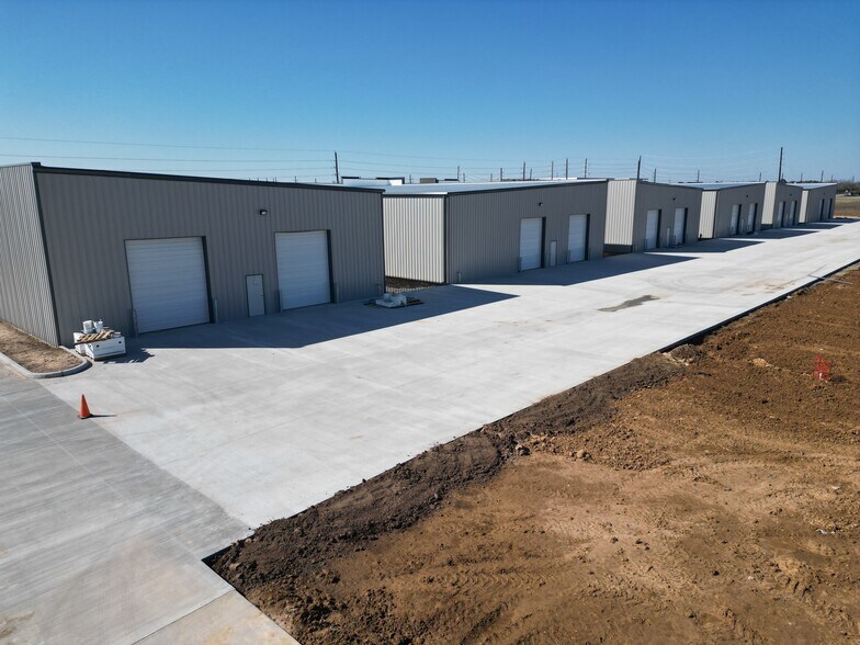 More Photos Of 18606 Kermier, Hockley Distribution For Sale