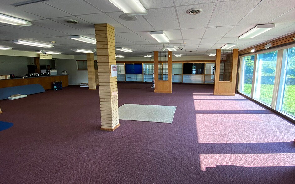 More Photos Of 550 N Mountain Rd, Harrisburg Freestanding For Lease