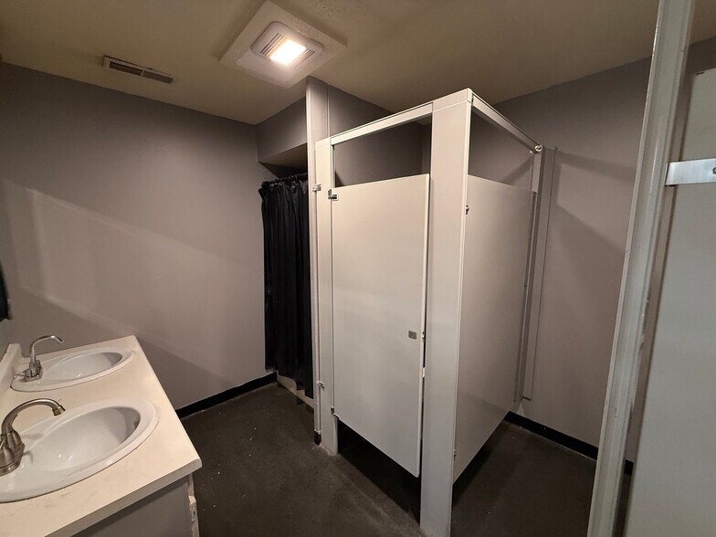 More Photos Of 862 Lenox Ave, Portage Manufacturing For Lease