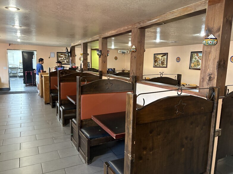 More Photos Of 915 S Neosho Blvd, Neosho Restaurant For Sale