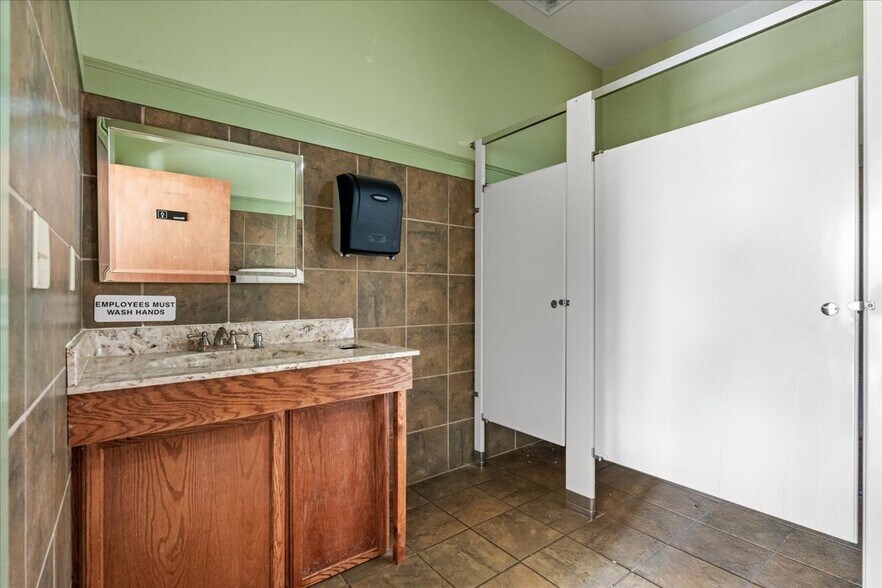 More Photos Of 1903 Grand Central Ave, Vienna General Retail For Sale