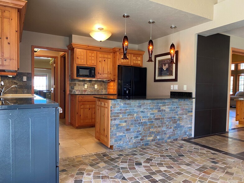 More Photos Of 173 Frontage Rd, South Fork Freestanding For Lease