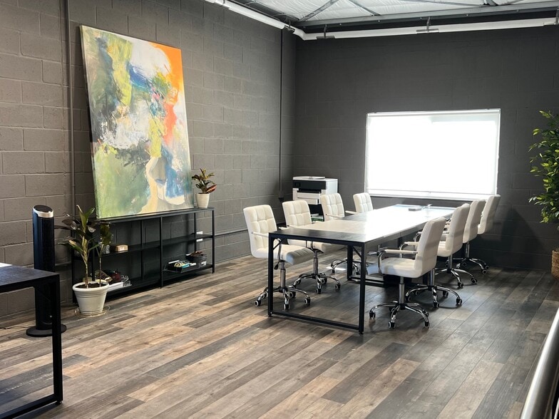 More Photos Of 5725 Stables Way, Alpharetta Showroom For Sale