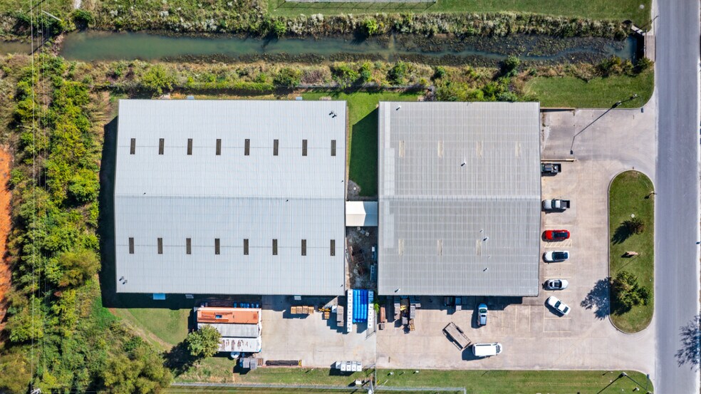 More Photos Of 2078 Ford Ave, Springdale Warehouse For Lease