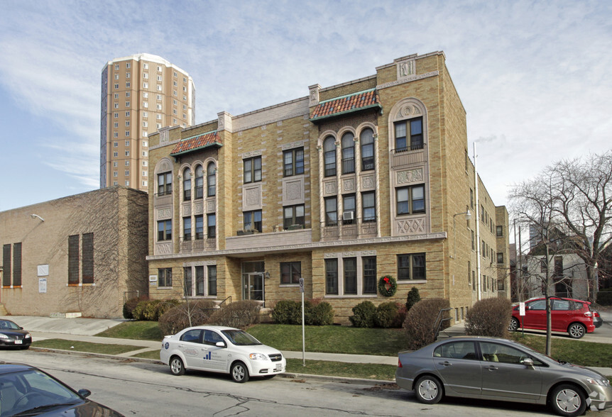 Primary Photo Of 1628 N Franklin Pl, Milwaukee Apartments For Sale