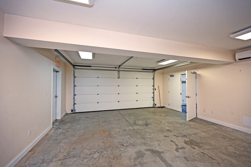 More Photos Of 2150 Alpine Pl, Cincinnati Office For Sale