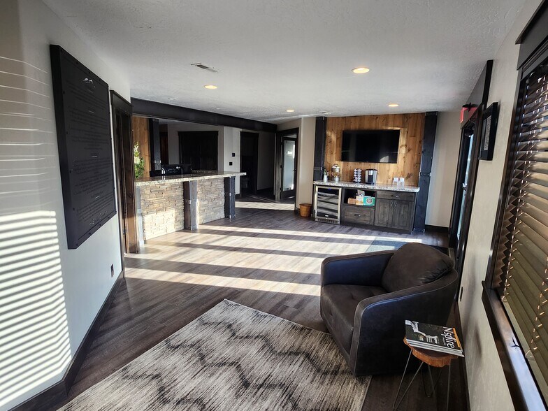 More Photos Of 10157 N Taryne St, Hayden Warehouse For Lease