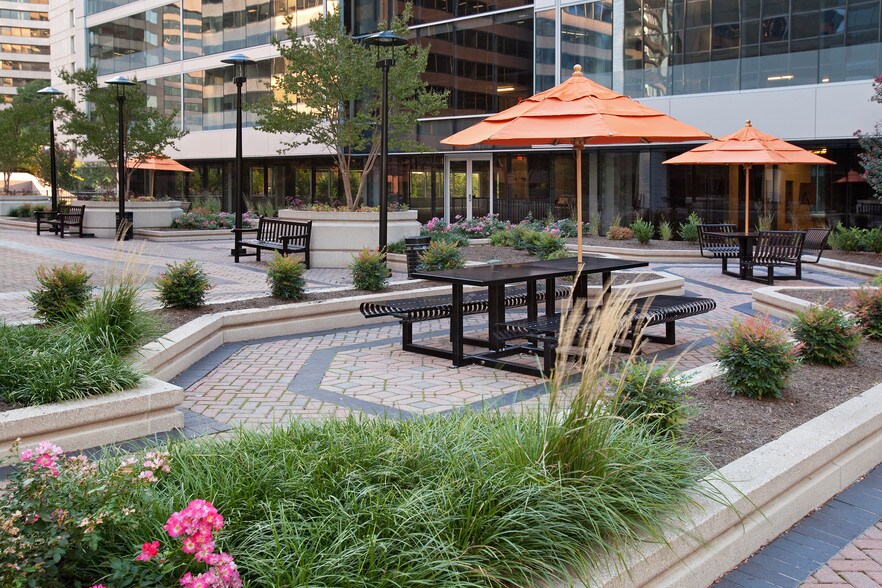 More Photos Of 1400 Crystal Dr, Arlington Office For Lease