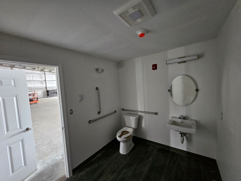 More Photos Of 185B S Main St, Newton Unknown For Lease