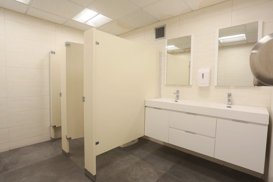 More Photos Of 185 Great Neck Rd, Great Neck Office For Lease