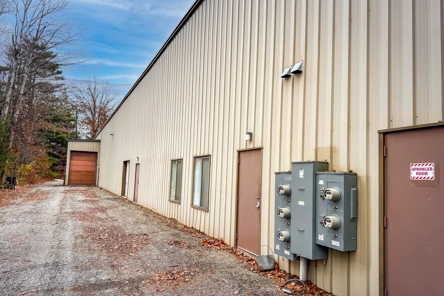 Primary Photo Of 179 Commerce St, Williston Flex For Sale