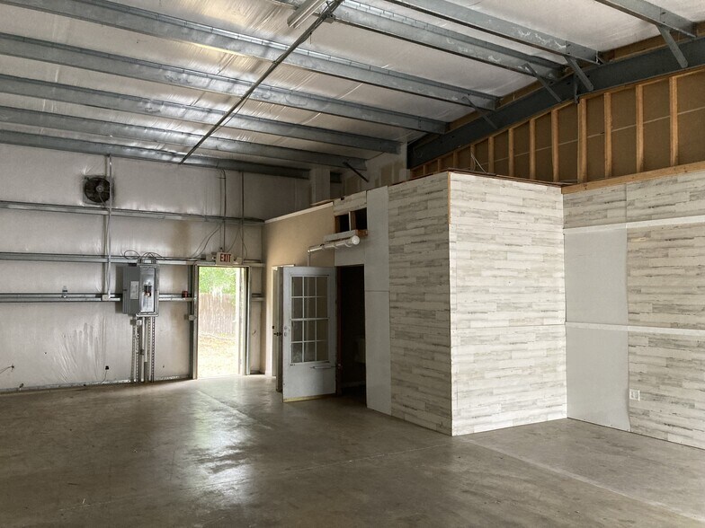 More Photos Of 617 S US 301, Sumterville Warehouse For Lease