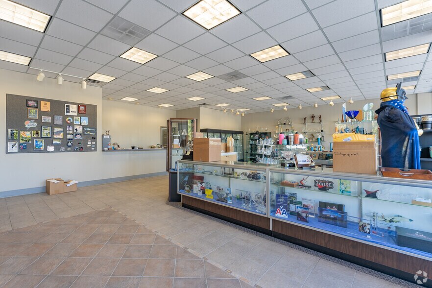 More Photos Of 12462 Natural Bridge Rd, Bridgeton General Retail For Lease