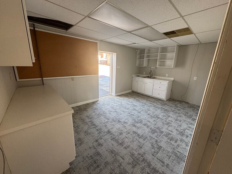 More Photos Of 133 W Russell Ave, High Point Warehouse For Lease