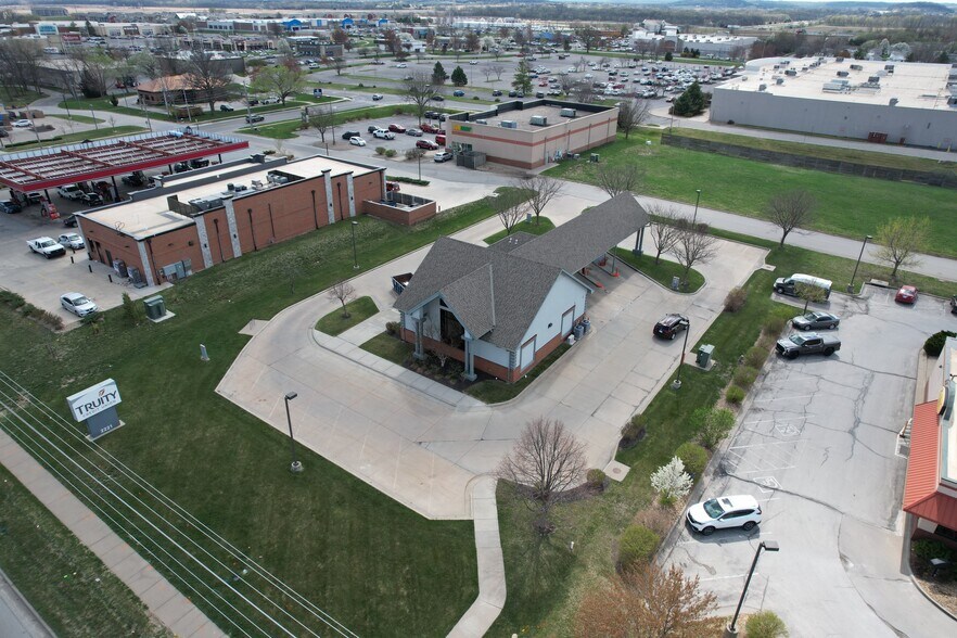 More Photos Of 2221 W 31st St, Lawrence Bank For Lease