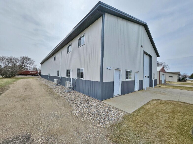 More Photos Of 314 1st St NE, Rugby Light Distribution For Sale