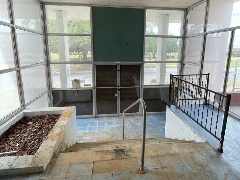 More Photos Of 600 Avenue S NW, Winter Haven Research And Development For Sale
