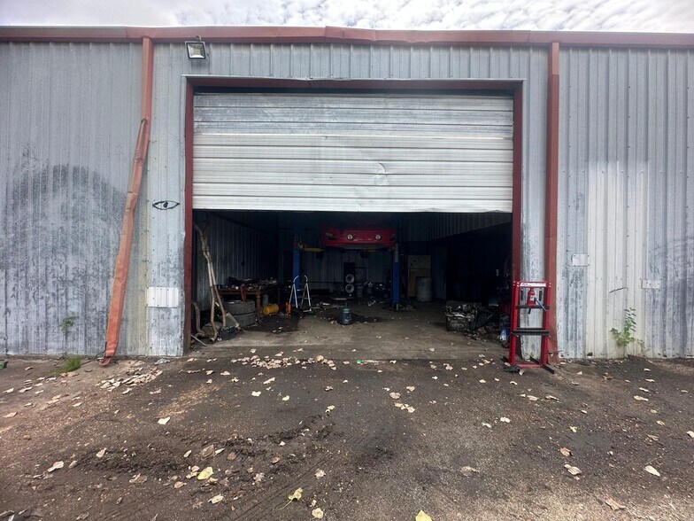 More Photos Of 5454 N Shepherd Dr, Houston Auto Salvage Facility For Lease