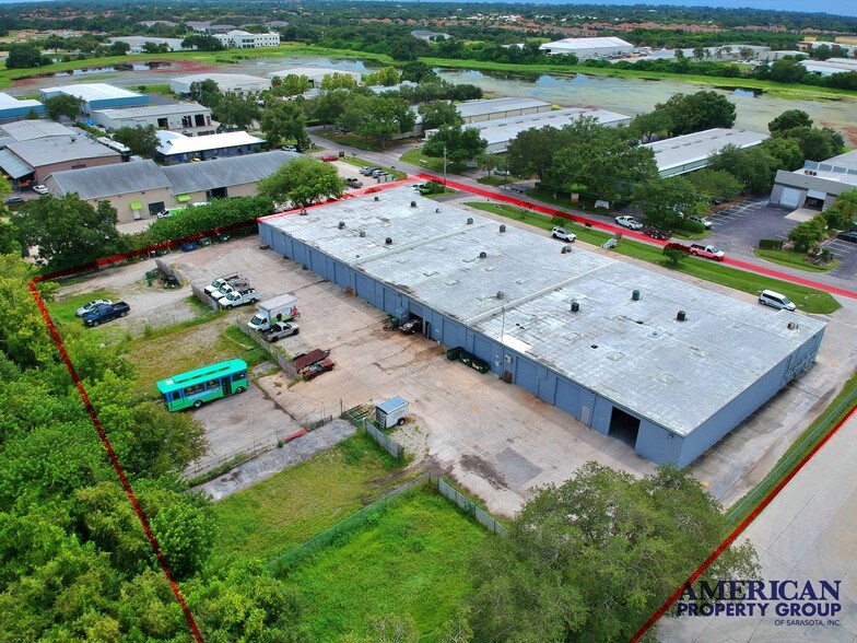 More Photos Of 6111-6121 Clark Center Ave, Sarasota Showroom For Lease