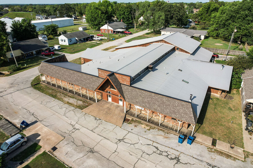 Primary Photo Of 121 S Nelson Ave, Gentry Light Manufacturing For Sale