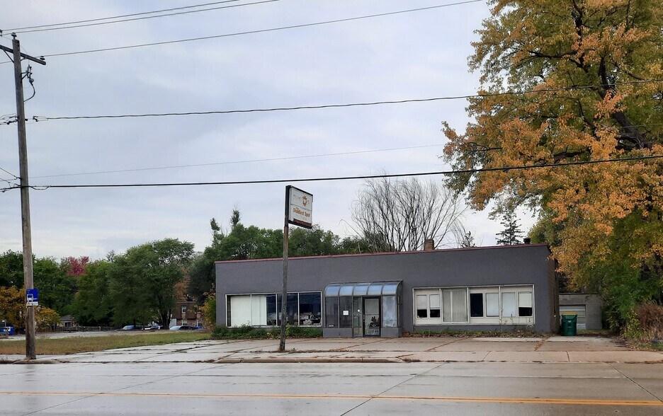 1921 University Ave, Green Bay, WI 54302 Freestanding For Sale