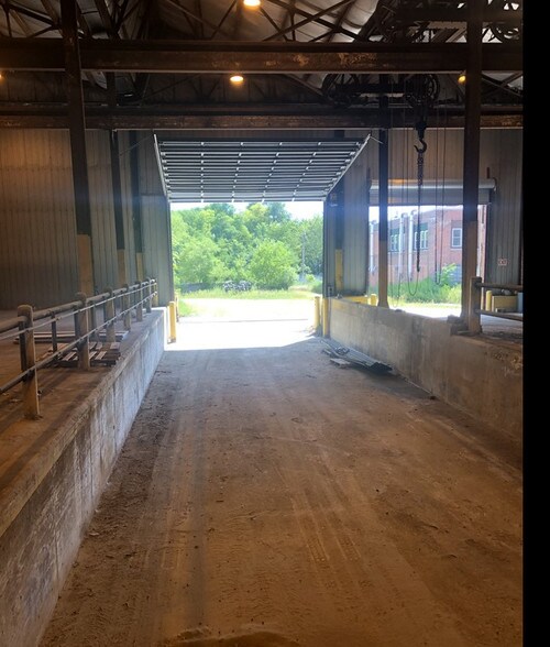 More Photos Of 900 Sterling St, LaSalle Warehouse For Lease