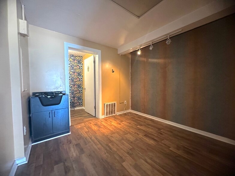 More Photos Of 1126 E Montgomery Cross Rd, Savannah Freestanding For Lease