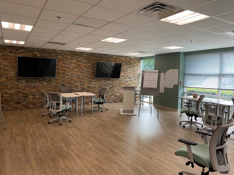 More Photos Of 100 Constitution Dr, Virginia Beach Office For Lease