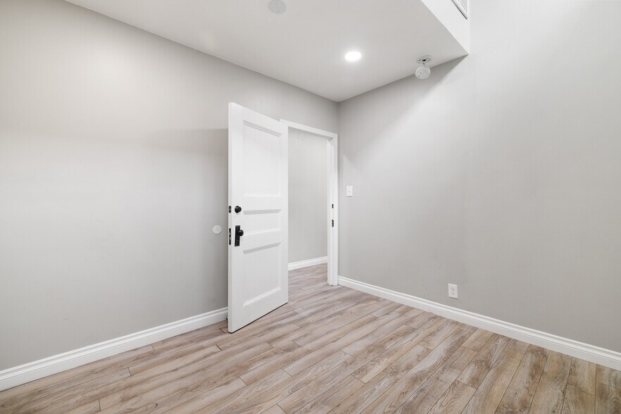 More Photos Of 5709 E Beverly Blvd, Los Angeles Office Residential For Lease