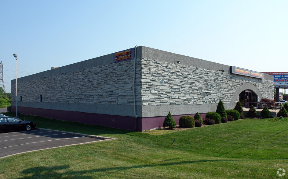 More Photos Of 3011 E Erie Blvd, Syracuse Restaurant For Lease