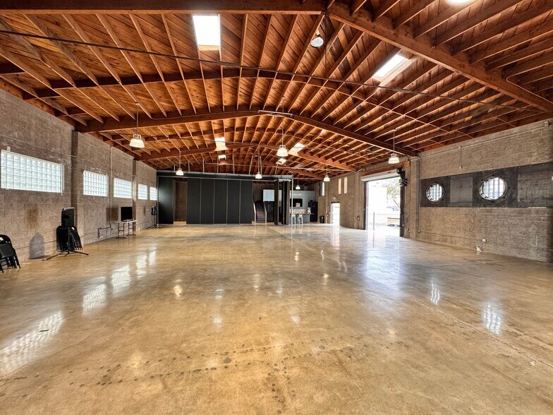 More Photos Of 1366 Hornblend St, San Diego Flex For Lease