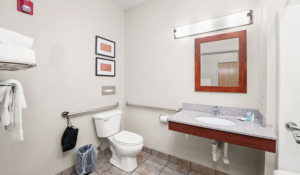 More Photos Of 725 Paradise Ln, Johnson Creek Hotel For Sale