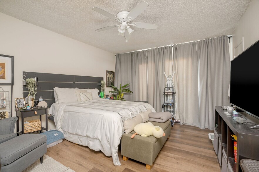 More Photos Of 11725 Gilmore St, North Hollywood Apartments For Sale