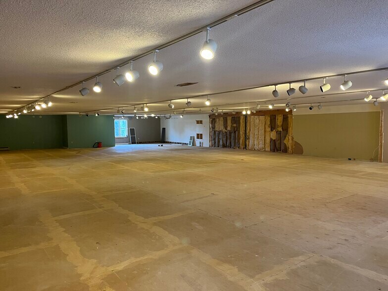 More Photos Of 235 Portland Rd, Gray Office For Lease