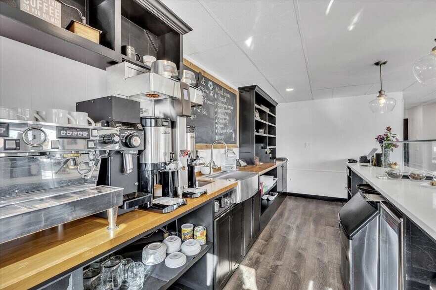 More Photos Of 225 Iyannough Rd, Hyannis Restaurant For Sale