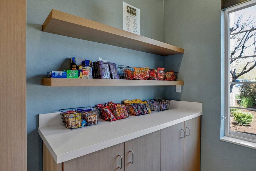 More Photos Of 2300 N Hayden Island Dr, Portland Hotel For Sale