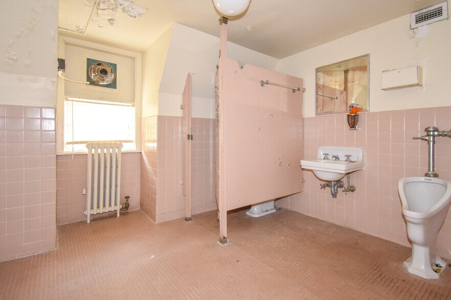 More Photos Of 82 Court Sq, Alexander City Flex For Sale