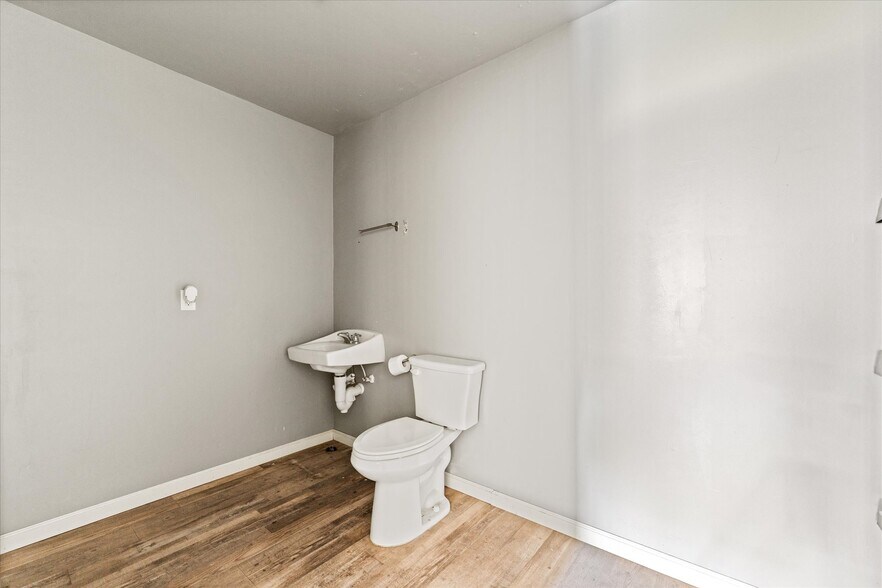 More Photos Of 15811 Manning Dr, Cypress Industrial For Lease