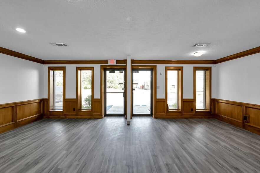 More Photos Of 903 Hillcrest Dr, Conroe Office For Sale